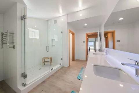 Bath - 744 Eldorado Ave, Clearwater, FL 33767 photo 3 of 4
