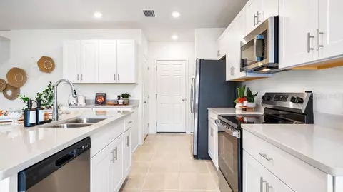 Kitchen - 13505 Camelot Ct, Parrish, FL 34219 photo 3 of 3