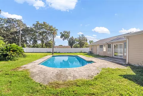Exterior - 334 Hollowtree Dr, Seffner, FL 33584 photo 9 of 11
