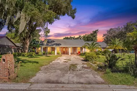 Exterior - 334 Hollowtree Dr, Seffner, FL 33584 photo 4 of 11