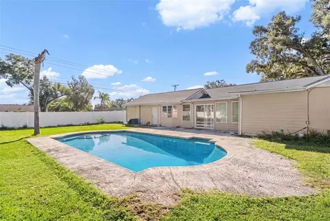 Exterior - 334 Hollowtree Dr, Seffner, FL 33584 photo 8 of 11