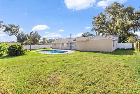 Exterior - 334 Hollowtree Dr, Seffner, FL 33584 photo 6 of 11
