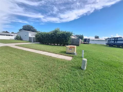 37650 Newport Dr, Zephyrhills, FL 33542