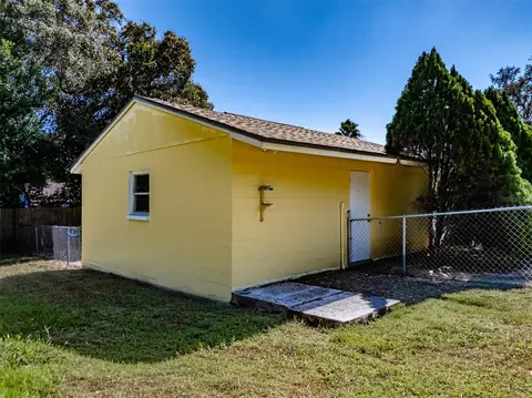 Exterior - 3318 King William Cir, Seffner, FL 33584 photo 8 of 17