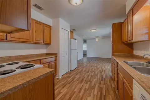 Kitchen - 3318 King William Cir, Seffner, FL 33584 photo 4 of 4