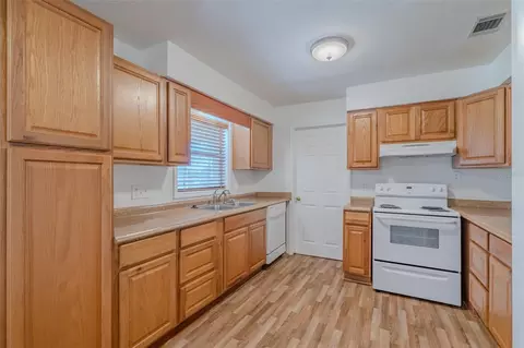 Kitchen - 3318 King William Cir, Seffner, FL 33584 photo 1 of 4