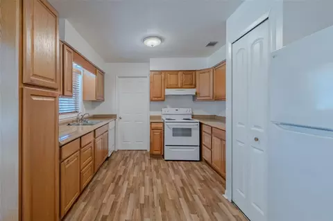 Kitchen - 3318 King William Cir, Seffner, FL 33584 photo 2 of 4