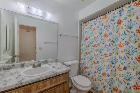 Bath - 3318 King William Cir, Seffner, FL 33584 photo 1 of 3