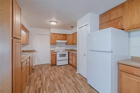 Kitchen - 3318 King William Cir, Seffner, FL 33584 photo 3 of 4