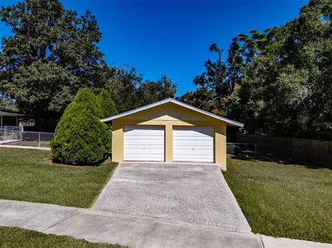 Exterior - 3318 King William Cir, Seffner, FL 33584 photo 3 of 17