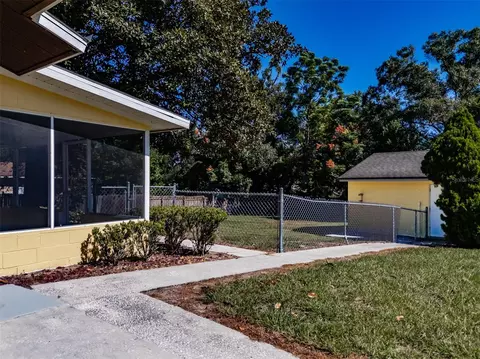 Exterior - 3318 King William Cir, Seffner, FL 33584 photo 11 of 17