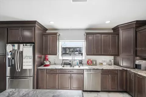 Kitchen - 505 Lakeside Dr, Seffner, FL 33584 photo 13 of 20