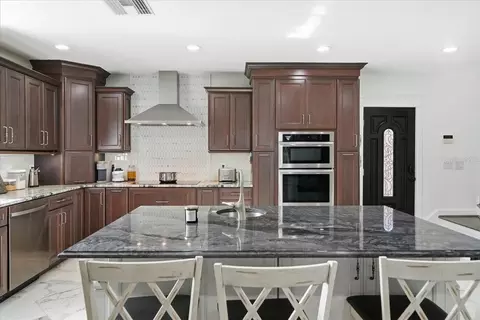Kitchen - 505 Lakeside Dr, Seffner, FL 33584 photo 10 of 20