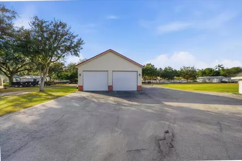Exterior - 505 Lakeside Dr, Seffner, FL 33584 photo 4 of 7