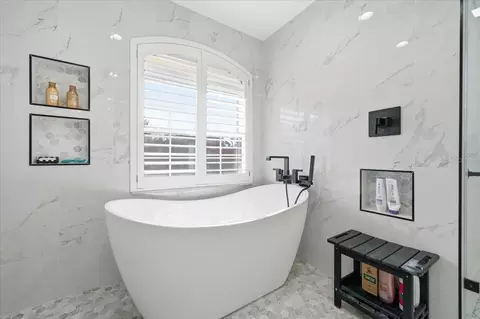 Bath - 505 Lakeside Dr, Seffner, FL 33584 photo 9 of 9