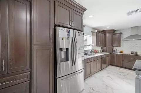 Kitchen - 505 Lakeside Dr, Seffner, FL 33584 photo 15 of 20