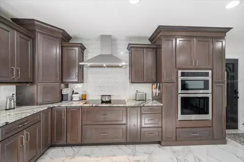 Kitchen - 505 Lakeside Dr, Seffner, FL 33584 photo 11 of 20