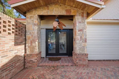 Exterior - 505 Lakeside Dr, Seffner, FL 33584 photo 5 of 7