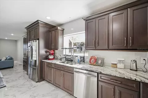 Kitchen - 505 Lakeside Dr, Seffner, FL 33584 photo 14 of 20