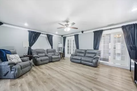 Living - 505 Lakeside Dr, Seffner, FL 33584 photo 2 of 5