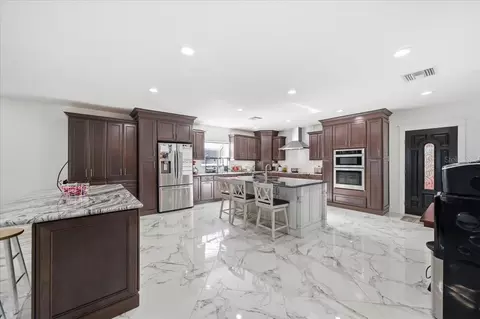 Kitchen - 505 Lakeside Dr, Seffner, FL 33584 photo 3 of 20