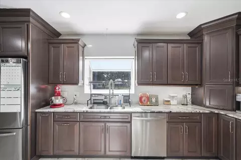 Kitchen - 505 Lakeside Dr, Seffner, FL 33584 photo 7 of 20
