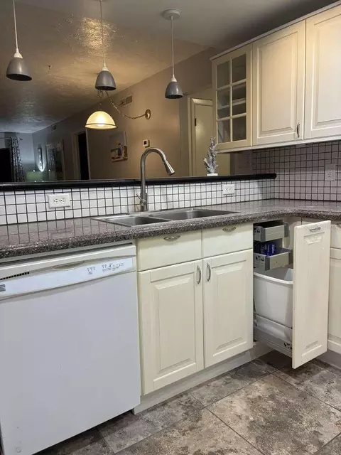Kitchen - 12760 Indian Rocks Rd #1049, Largo, FL 33774 photo 3 of 4