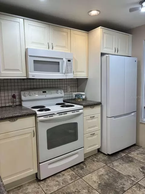 Kitchen - 12760 Indian Rocks Rd #1049, Largo, FL 33774 photo 2 of 4