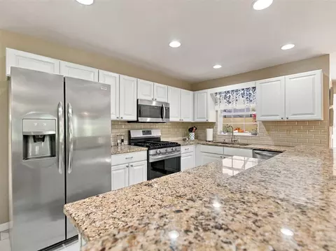 Kitchen - 8037 SW 81st Loop, Ocala, FL 34476 photo 6 of 6