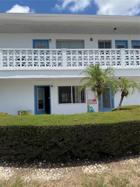 8555 112th St #106, Seminole, FL 33772