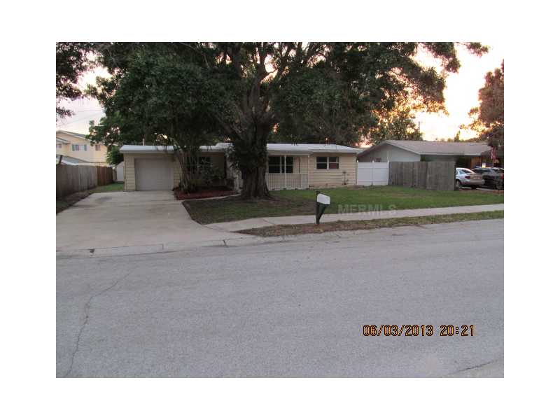 818 Helena Dr, Largo, FL 33770 photo 1