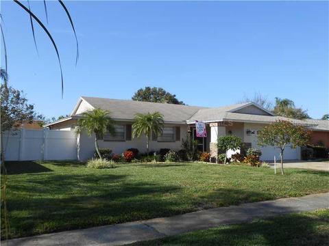 2424 Timbercrest Cir E, Clearwater, FL 33763 photo 1