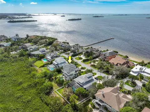 933 Point Seaside Dr, Crystal Beach, FL 34681