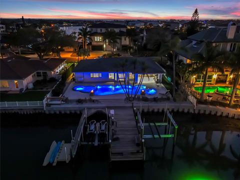 906 Oakwood Dr, Largo, FL 33770
