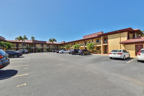 10190 Imperial Point Dr W #12, Largo, FL 33774