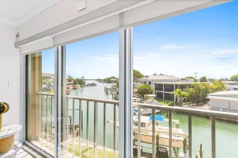 175 116th Ave #202, Treasure Island, FL 33706