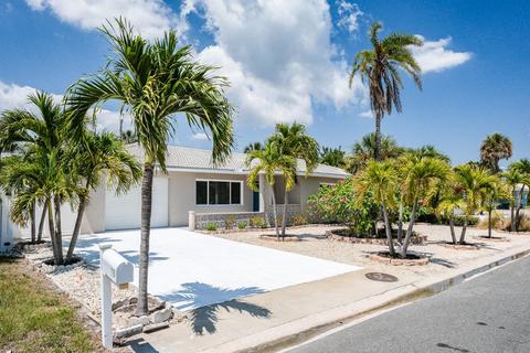 115 Lido Dr, Saint Pete Beach, FL 33706