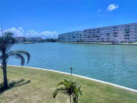 5960 30th Ave S #211, Gulfport, FL 33707