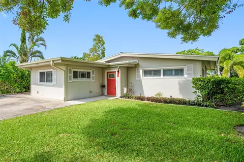 17605 1st St E, Redington Shores, FL 33708