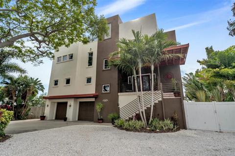 10206 4th St E, Treasure Island, FL 33706