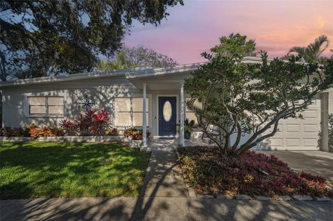 941 Palm Dr, Belleair Beach, FL 33786