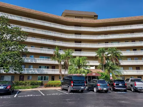 8950 Park Blvd #408, Seminole, FL 33777