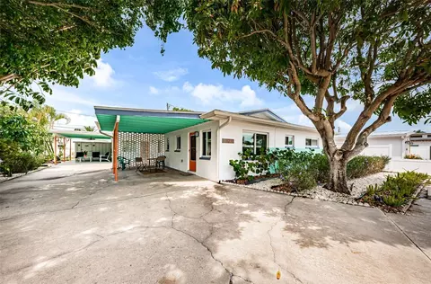 11250 2nd St E, Treasure Island, FL 33706