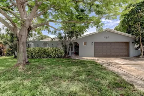 6107 Tanglewood Dr NE, Saint Petersburg, FL 33703