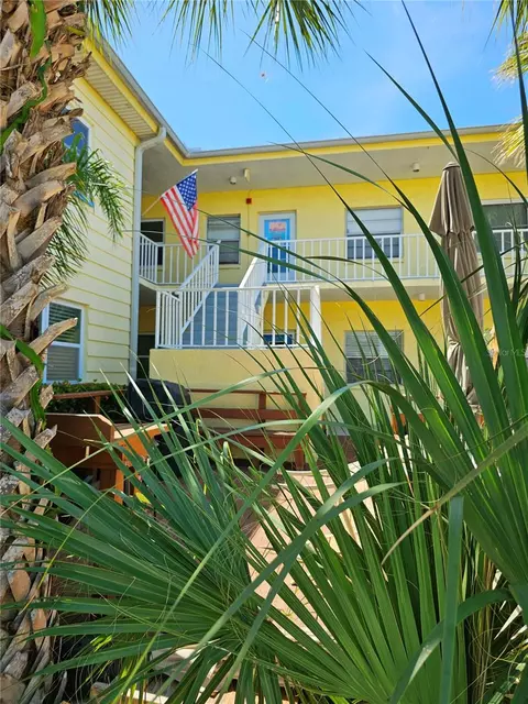 9895 1st St E #7, Treasure Island, FL 33706