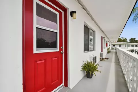 8425 112th St #205, Seminole, FL 33772