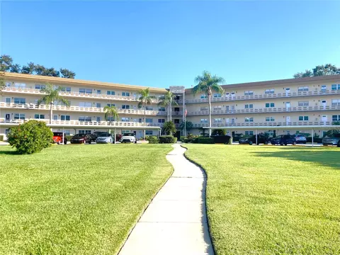 5725 80th St N #403, Saint Petersburg, FL 33709