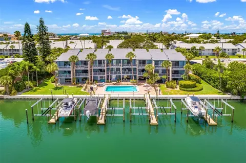11785 3rd St E, Treasure Island, FL 33706