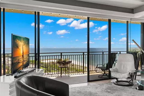7600 Bayshore Dr #1101, Treasure Island, FL 33706