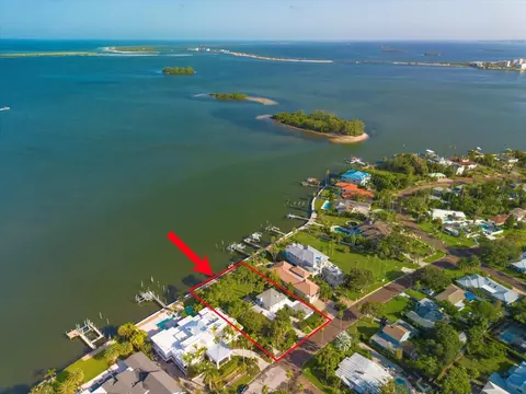 1748 Santa Barbara Dr, Dunedin, FL 34698